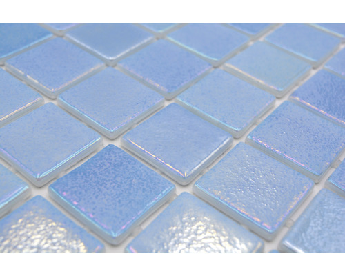 Nahaufnahme von hellblauen quadratischen Glasmosaikfliesen.