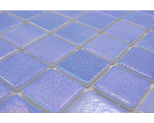 Nahaufnahme von kleinen, quadratischen Glasmosaikfliesen