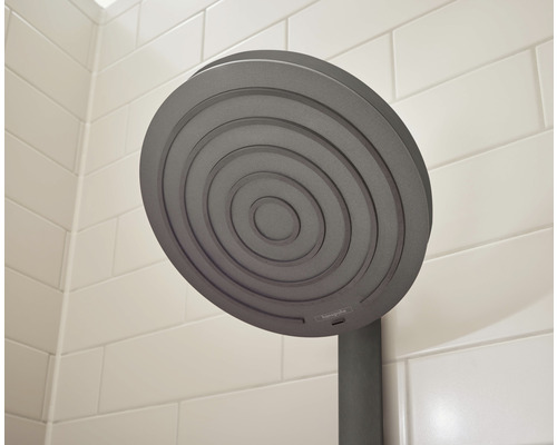 Grauer Duschkopf mit rundem Design im Badezimmer