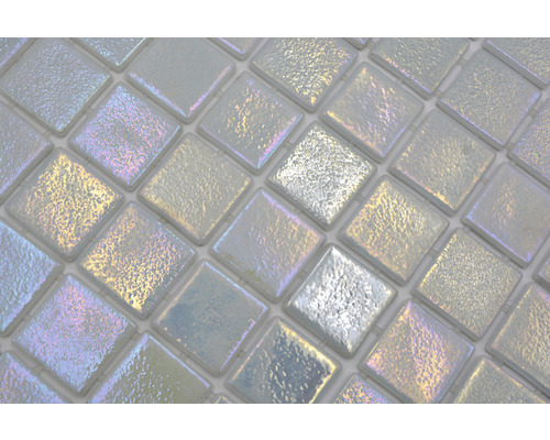 Nahaufnahme von quadratischen Glasmosaikfliesen