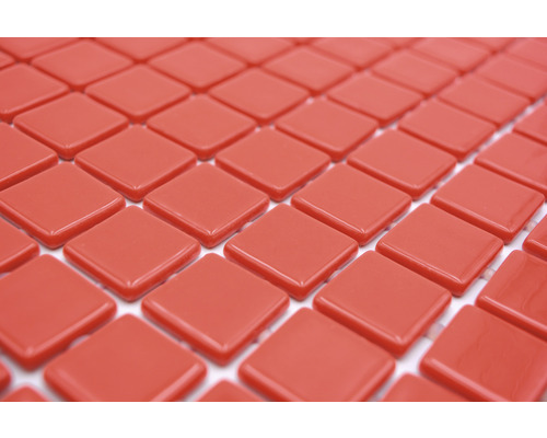 Nahaufnahme von quadratischen Keramikmosaikfliesen