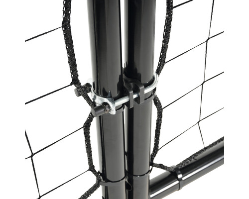 Detailaufnahme eines Volleyballnetzes mit Spannvorrichtung an einer Metallstange