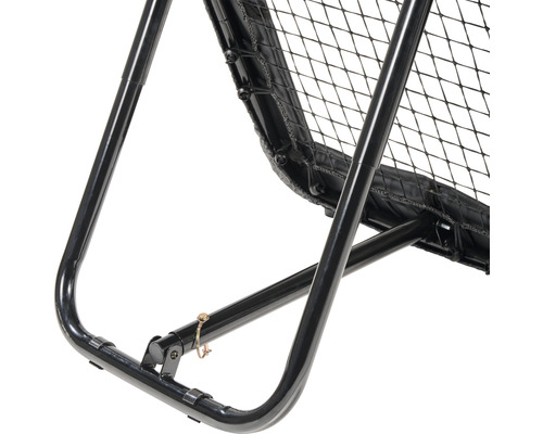 Detailaufnahme einer Ballwand mit Netz und Metallrahmen