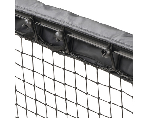 Detailaufnahme eines Ballfangnetzes mit Befestigungselementen.
