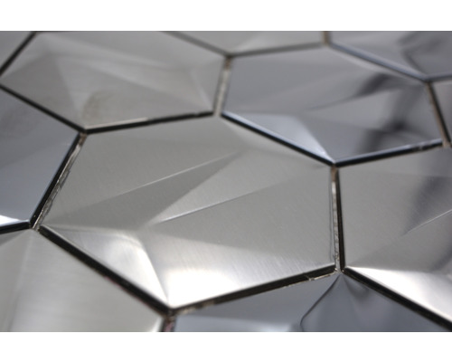 Nahaufnahme von sechseckigen, metallisch glänzenden Wandfliesen mit geometrischem Muster