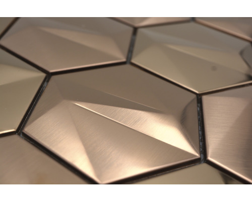 Nahaufnahme von sechseckigen Wandfliesen mit dreidimensionalem geometrischem Muster.