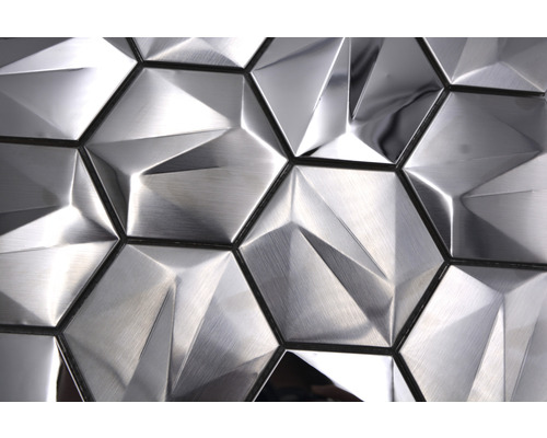 Metallische Wandpaneele mit dreieckigem Muster