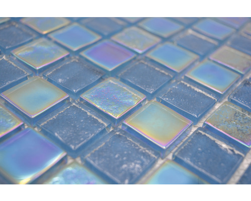 Nahaufnahme von hellblauen Mosaikfliesen