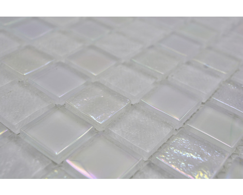 Detailaufnahme einer weißen Glasmosaikfliese.