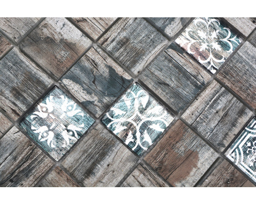 Mosaikfliesen mit Holzoptik und Ornamenten