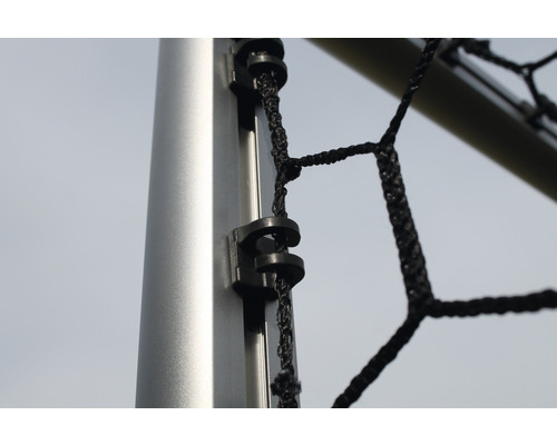 Detailansicht eines Fußballnetz-Befestigungsclips an einer Torstange