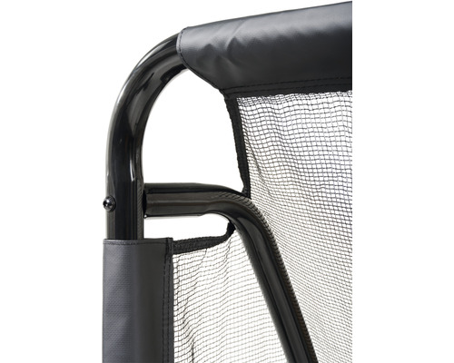 Detailaufnahme von einem Ballfangnetz mit schwarzem Rahmen.