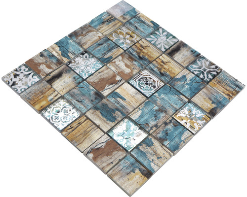 Quadratische Mosaikfliese mit Holzoptik und floralen Elementen