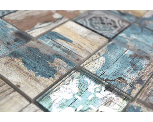 Detailansicht quadratischer Mosaikfliesen mit Holzoptik