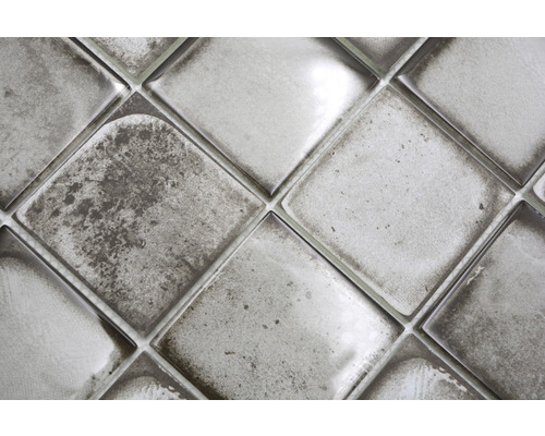 Nahaufnahme von quadratischen Keramikfliesen