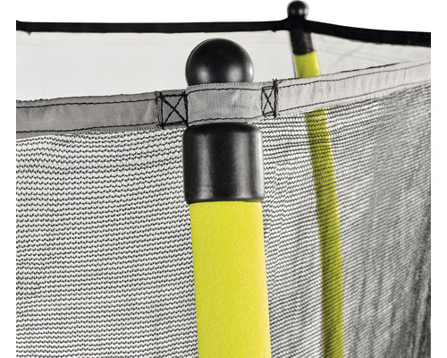 Detailaufnahme eines Trampolinsicherheitsnetzes mit Netzpfosten