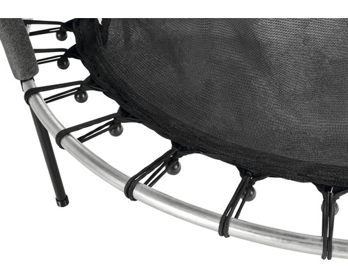 Detailansicht eines Trampolins mit schwarzem Sprungtuch, silberfarbenem Rahmen und elastischen Bändern