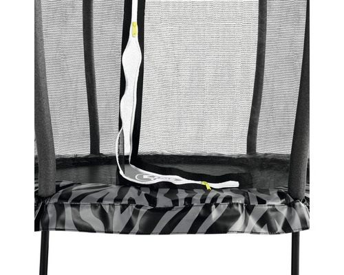 Detailansicht eines Trampolins mit Sicherheitsnetz und Reißverschluss