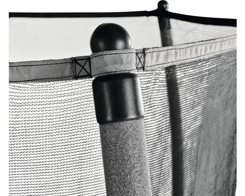 Detailaufnahme eines Trampolin Sicherheitsnetzes mit Stangen