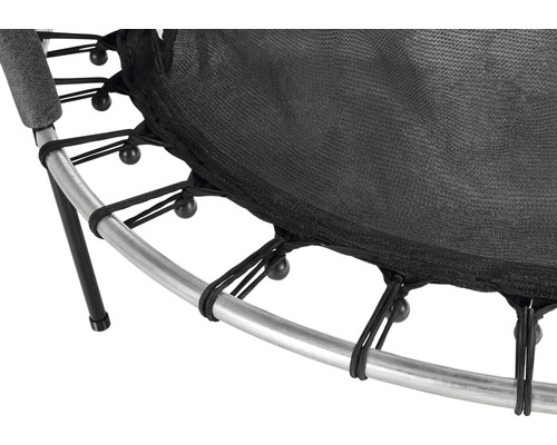 Detailansicht eines Trampolins mit Sicherheitsnetz, Befestigungsbändern und Stahlrahmen.