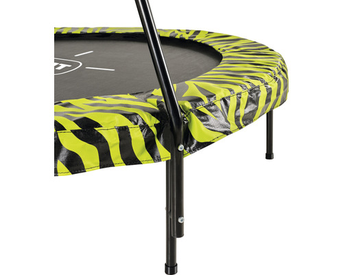 Detailansicht eines Fitnesstrampolins mit gelb-schwarzem Zebramuster am Rand und schwarzen Beinen