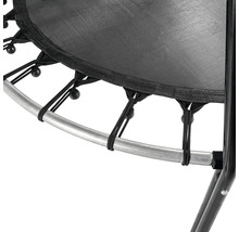 Detailansicht eines Trampolins mit schwarzem Sprungtuch und silberfarbenem Rahmen