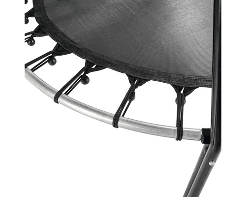 Detailansicht eines Trampolins mit schwarzem Sprungtuch und silberfarbenem Rahmen
