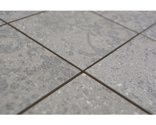 Detailaufnahme von Bodenfliesen mit gesprenkelter Oberfläche