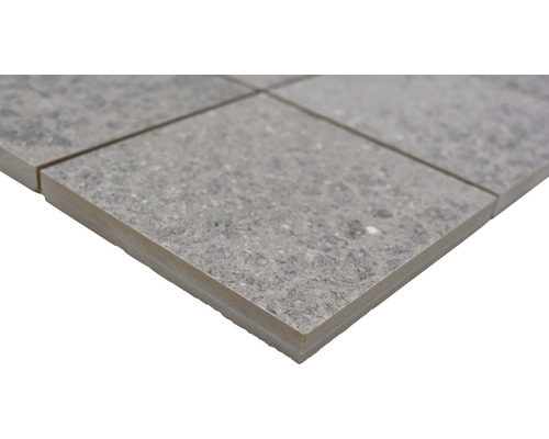 Graue Bodenfliese im Detail