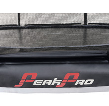 Detailaufnahme eines Trampolinnetzes mit Peakpro Logo