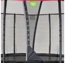 Detailaufnahme eines Trampolins mit Sicherheitsnetz und Höhenmarkierung.
