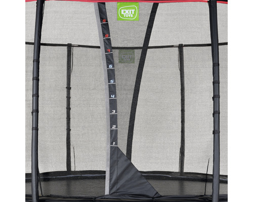 Detailaufnahme eines Trampolins mit Sicherheitsnetz und Höhenmarkierung.