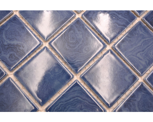 Nahaufnahme von blauen Mosaikfliesen in Rautenform