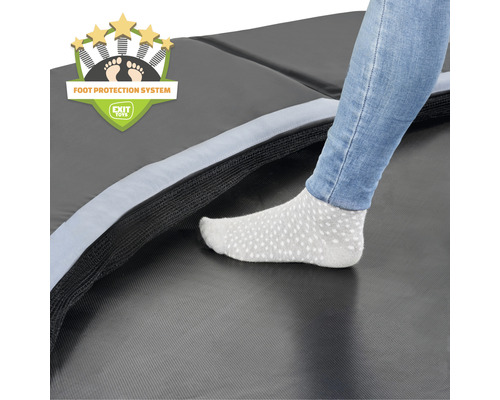 Detailansicht einer Person, die auf eine Trampolinmatte mit Fußschutzsystem tritt