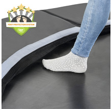 Detailaufnahme einer Person auf einem Trampolin mit Fußschutzsystem
