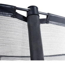 Detailaufnahme eines Trampolinsicherheitsnetzes mit Stange
