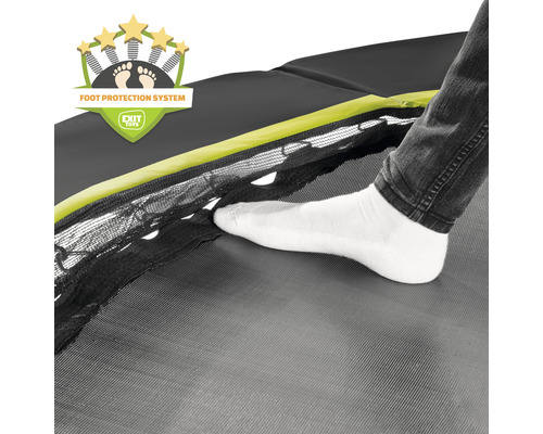 Detailaufnahme eines Trampolins mit Fußschutzsystem und dem Exit Toys Logo.