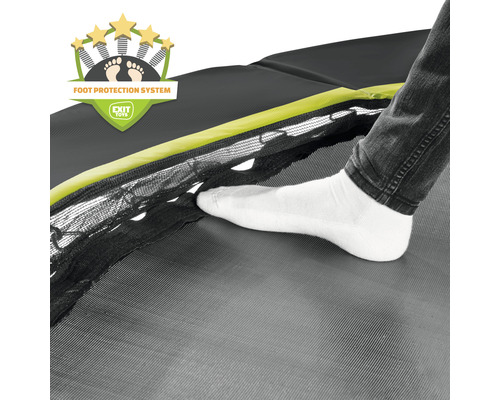 Detailaufnahme eines Trampolins mit Fußschutzsystem und einer Person mit Socke, die den Schutz testet