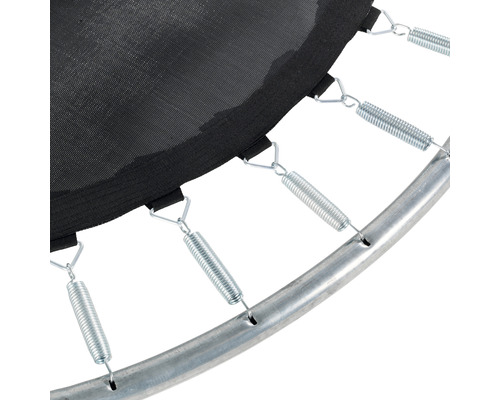 Detailansicht von Trampolin Federn und Rahmen
