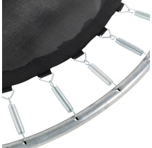 Detailansicht von Federn, Sprungtuch und Rahmen eines Gartentrampolins