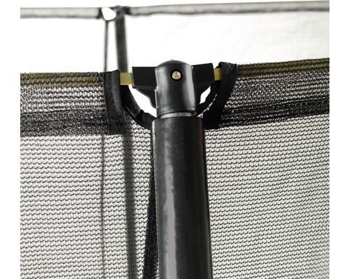 Detailaufnahme eines Trampolinsicherheitsnetzes mit Rahmenstange und Verbindungsstück