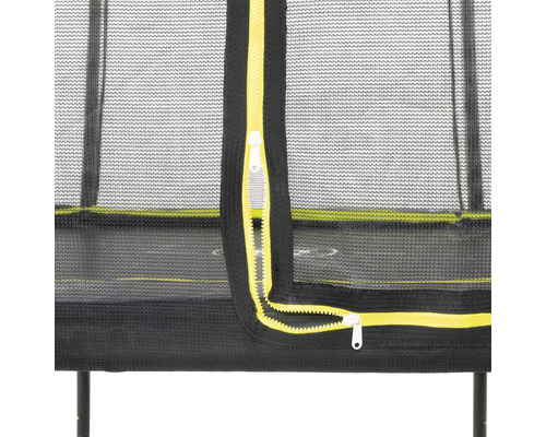 Detailaufnahme des Reißverschlusses eines Trampolinsicherheitsnetzes