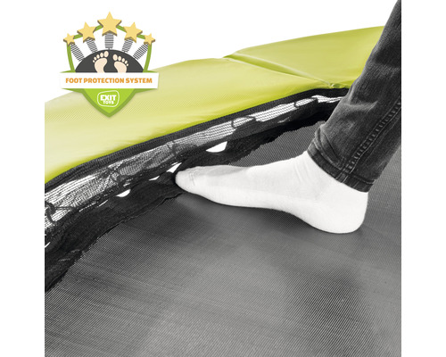 Detailaufnahme eines Trampolins mit Fuss unter dem Schutzrand und Logo Fuss-Schutz-System.