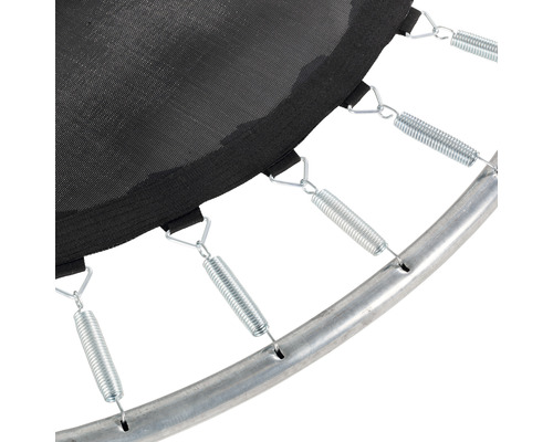 Detailaufnahme eines Trampolins mit Federn, Sprungtuch und Rahmen