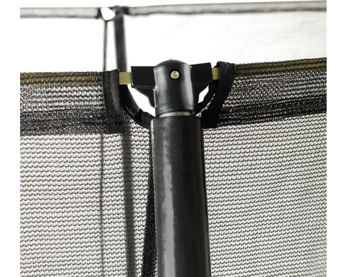 Detailaufnahme eines Trampolinsicherheitsnetzes mit Befestigung an einer Stange