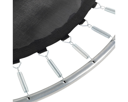 Detailaufnahme eines Trampolins mit Federn, Sprungtuch und Rahmen