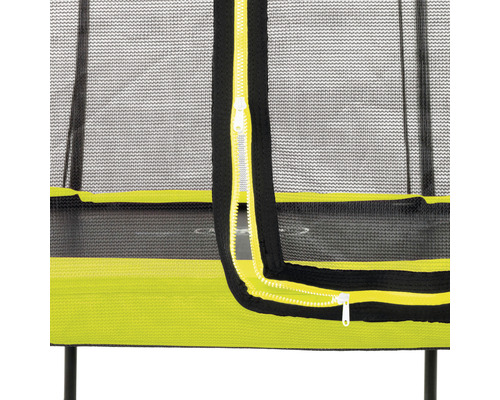 Detailaufnahme eines Trampolinsicherheitsnetzes mit Reißverschluss