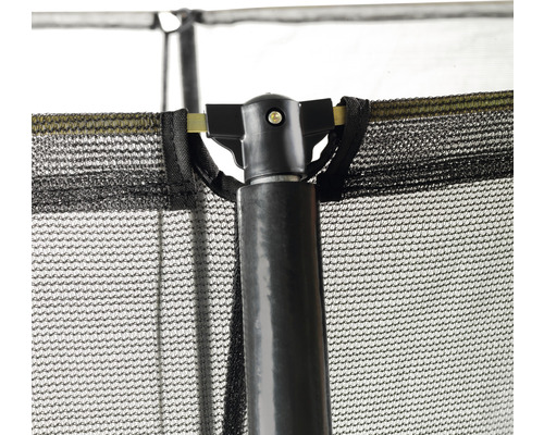 Detailaufnahme eines Trampolin-Sicherheitsnetzes mit Rahmenstange.