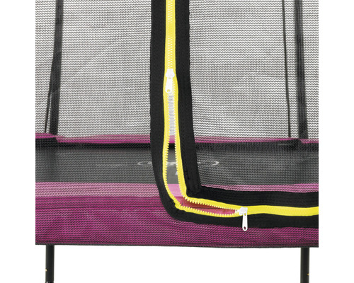 Detailansicht eines Trampolins mit Sicherheitsnetz und Reißverschluss