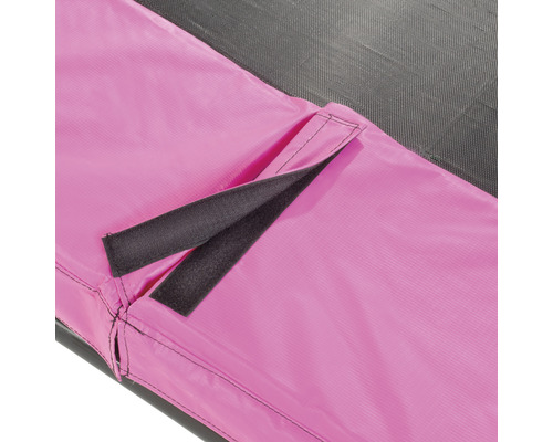 Detailaufnahme einer Trampolinabdeckung mit Befestigungsriemen